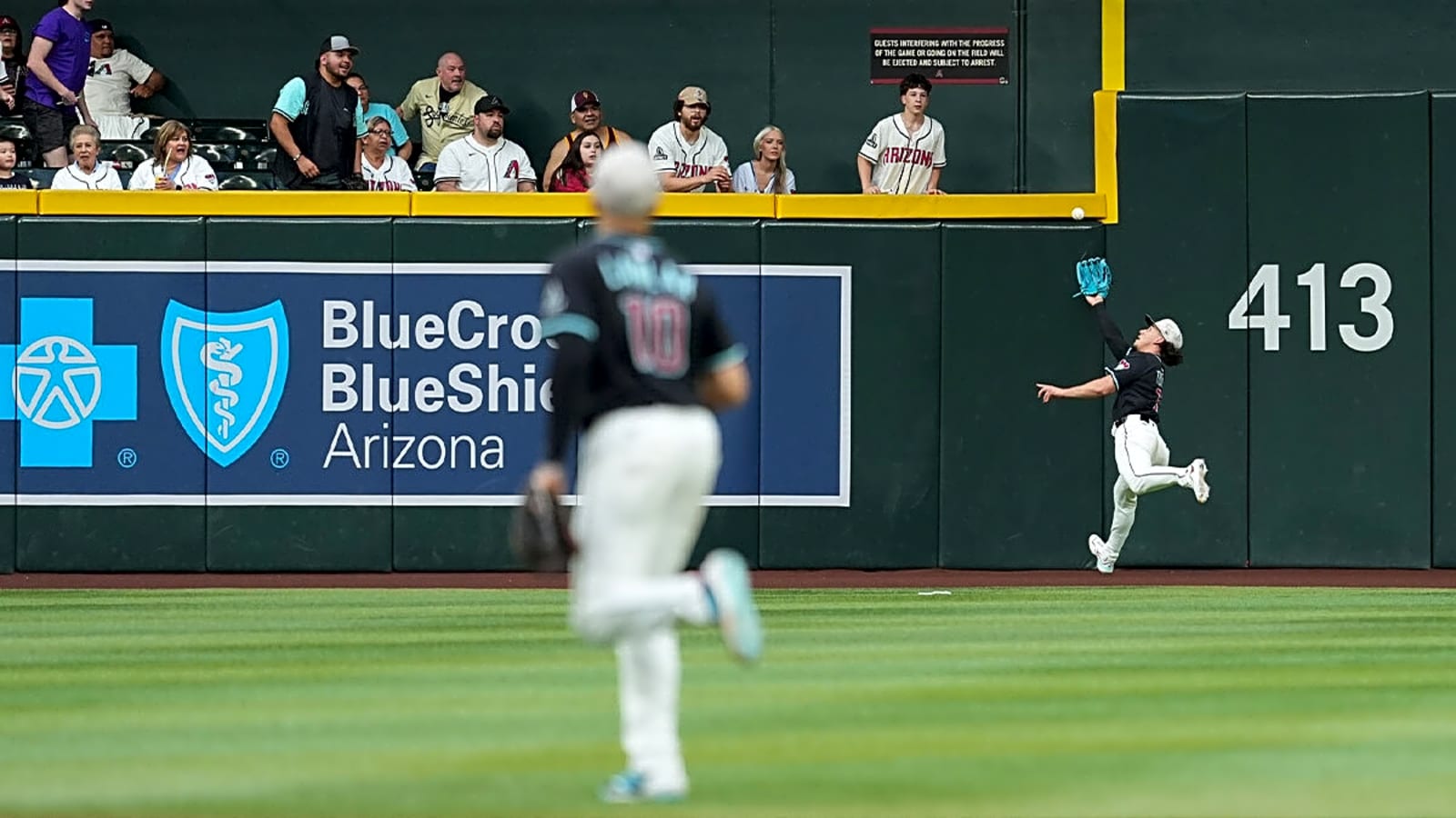 Diamondbacks’ Alek Thomas makes absolutely insane catch vs. Padres