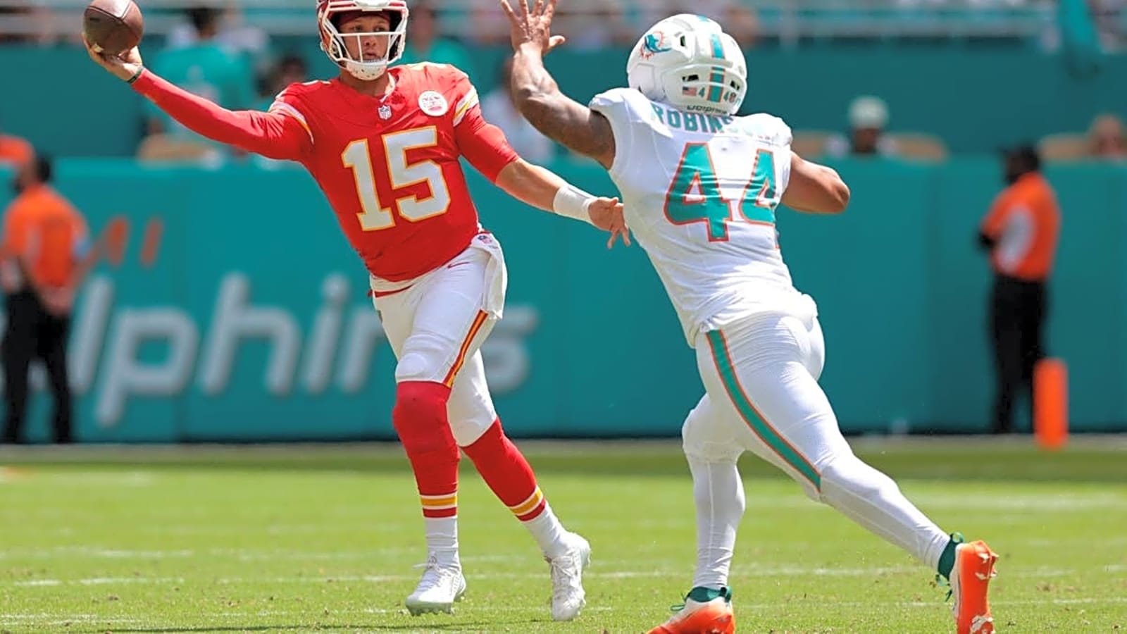Patrick Mahomes Surgically Carves up Miami Dolphins