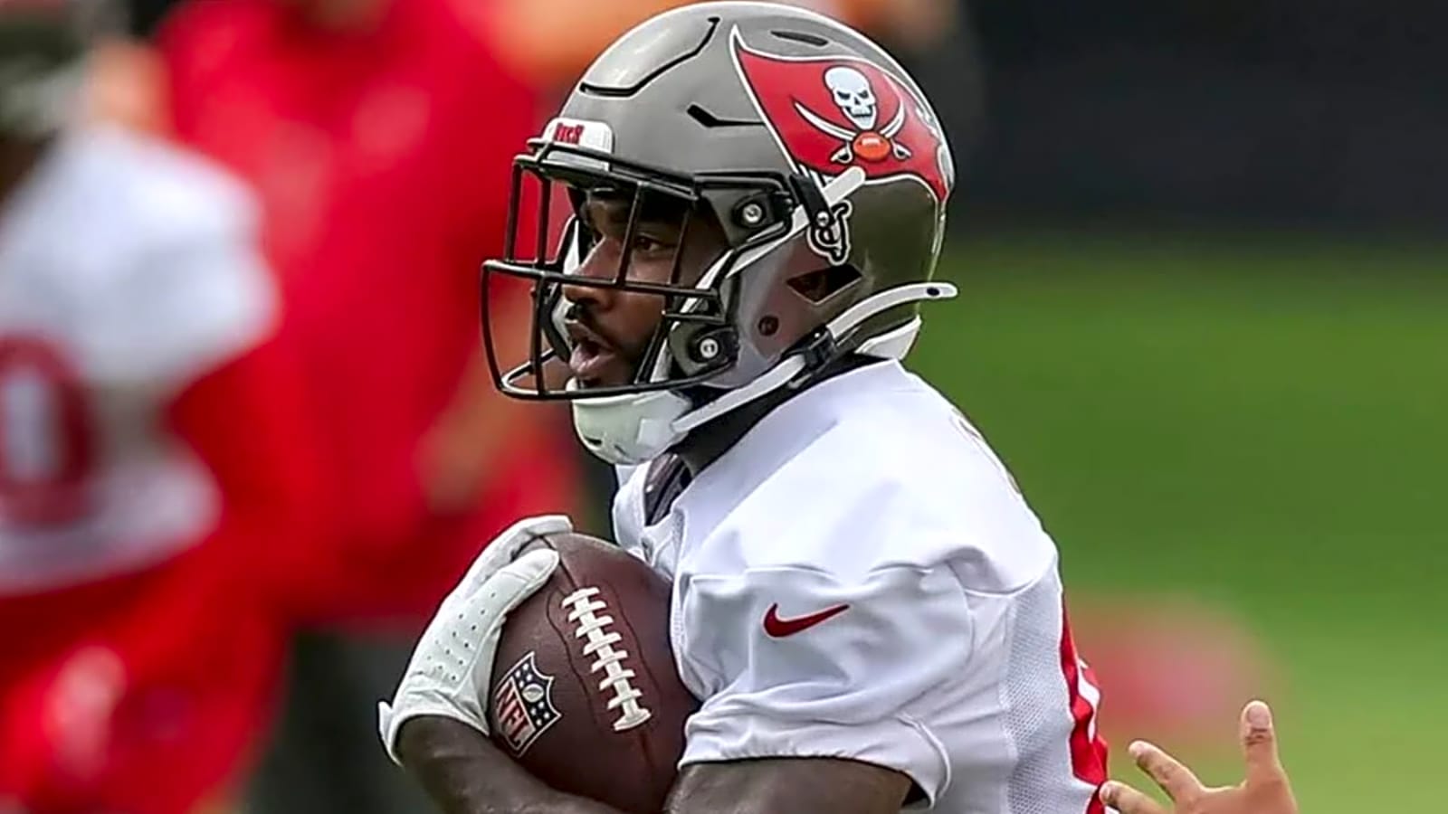 Bucs Reveal How Locker Room Chemistry Pushes Rookies