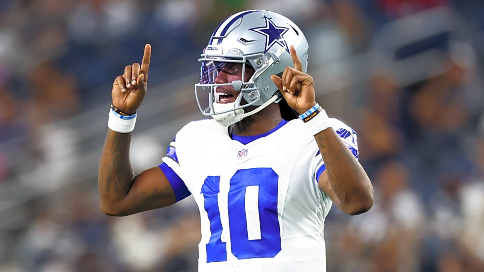 Former Tennessee Vols QB Joe Milton goes viral for showing up at the most random time during NBC&#39;s Sunday Night Football