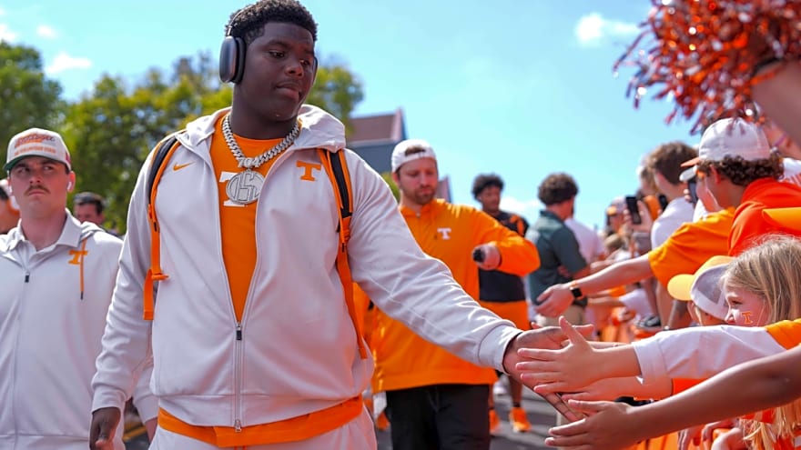 Titans superstar defensive lineman offers strong take on Vols OL David Sanders viral spring practice rep