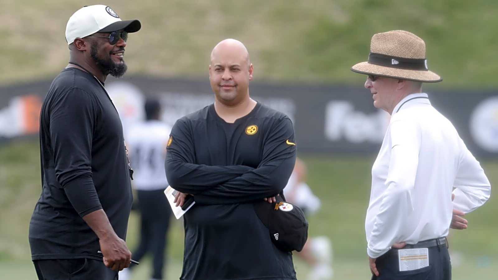 NFL insider reveals that Pittsburgh&#39;s locker room is frustrated with the Steelers brass regarding the quarterback situation