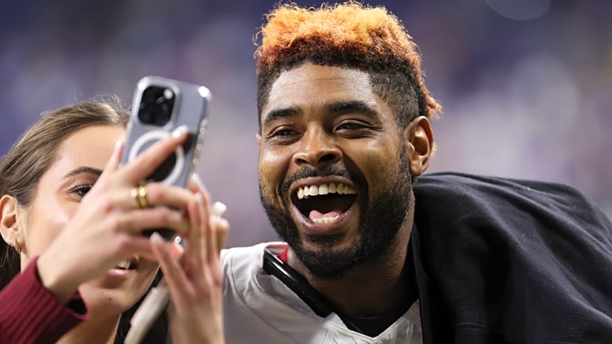 Former Tennessee Vols WR Jauan Jennings goes viral for his real life grinch moment during Monday Night Football