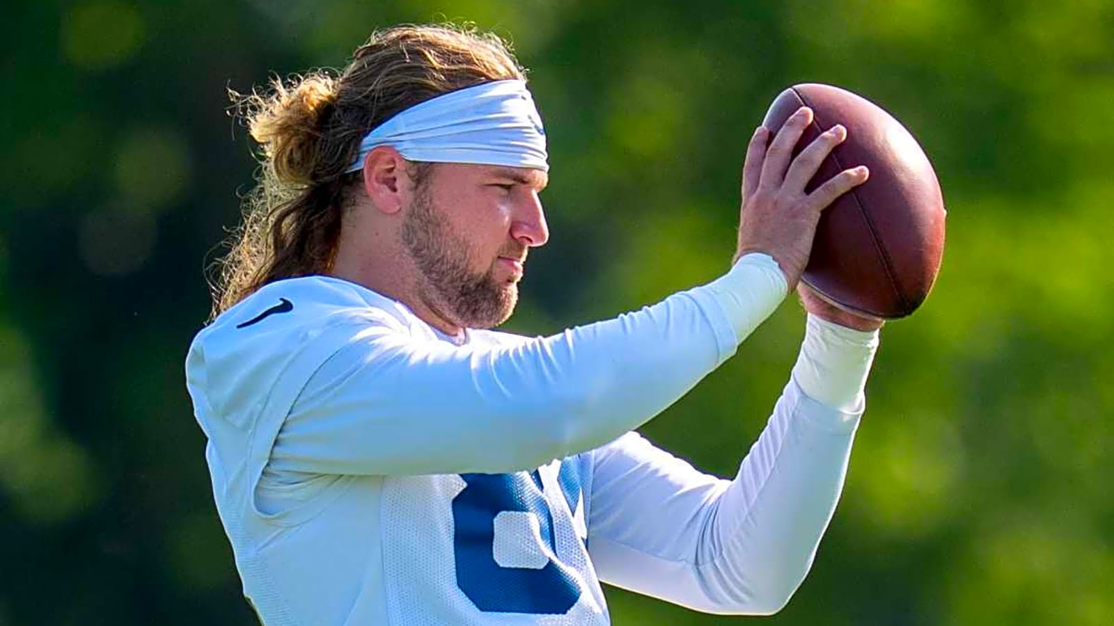 Tyler Warren receives words of encouragement and a special gift from legend Peyton Manning ahead of rookie season with the Colts