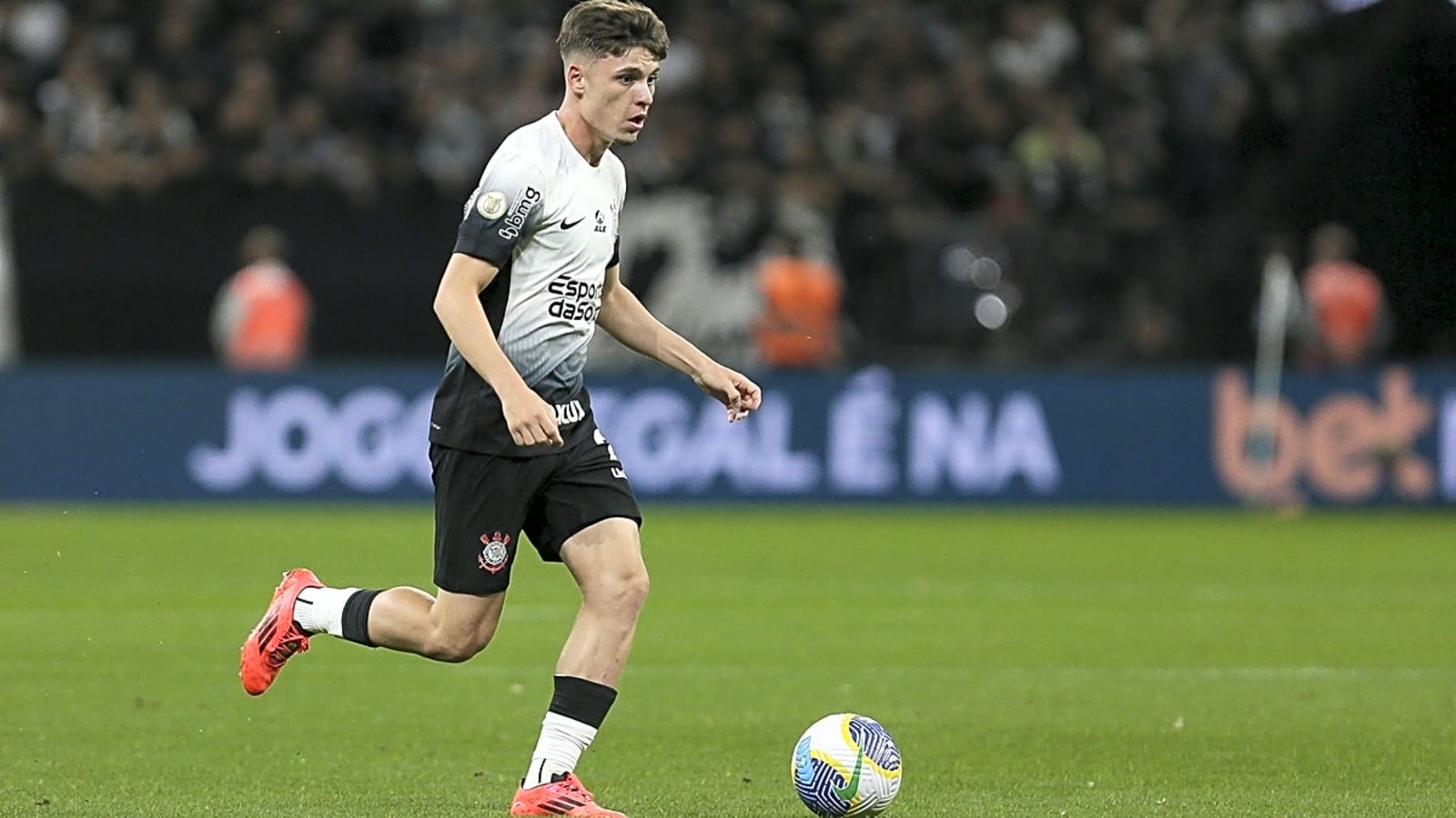 Arsenal joins the race to sign young Brazilian midfielder