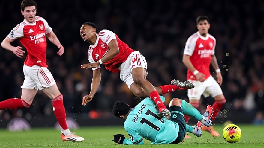 Should Hwang Hee-Chan have been sent off against Arsenal?