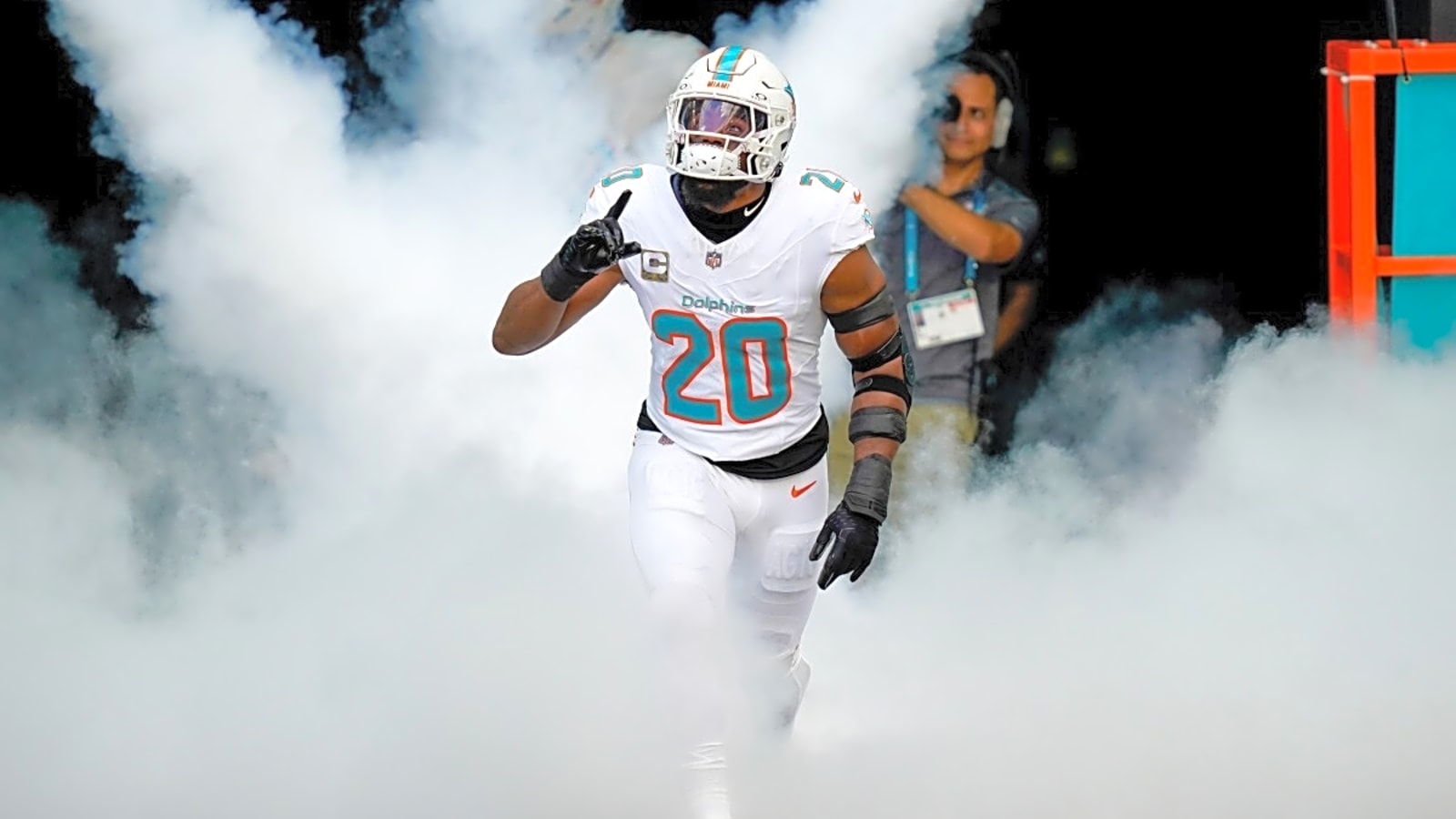 Dolphins' Jordyn Brooks just grabbed another AFC Defensive Player of the Week award — and probably making an enemy elsewhere in the conference as a result