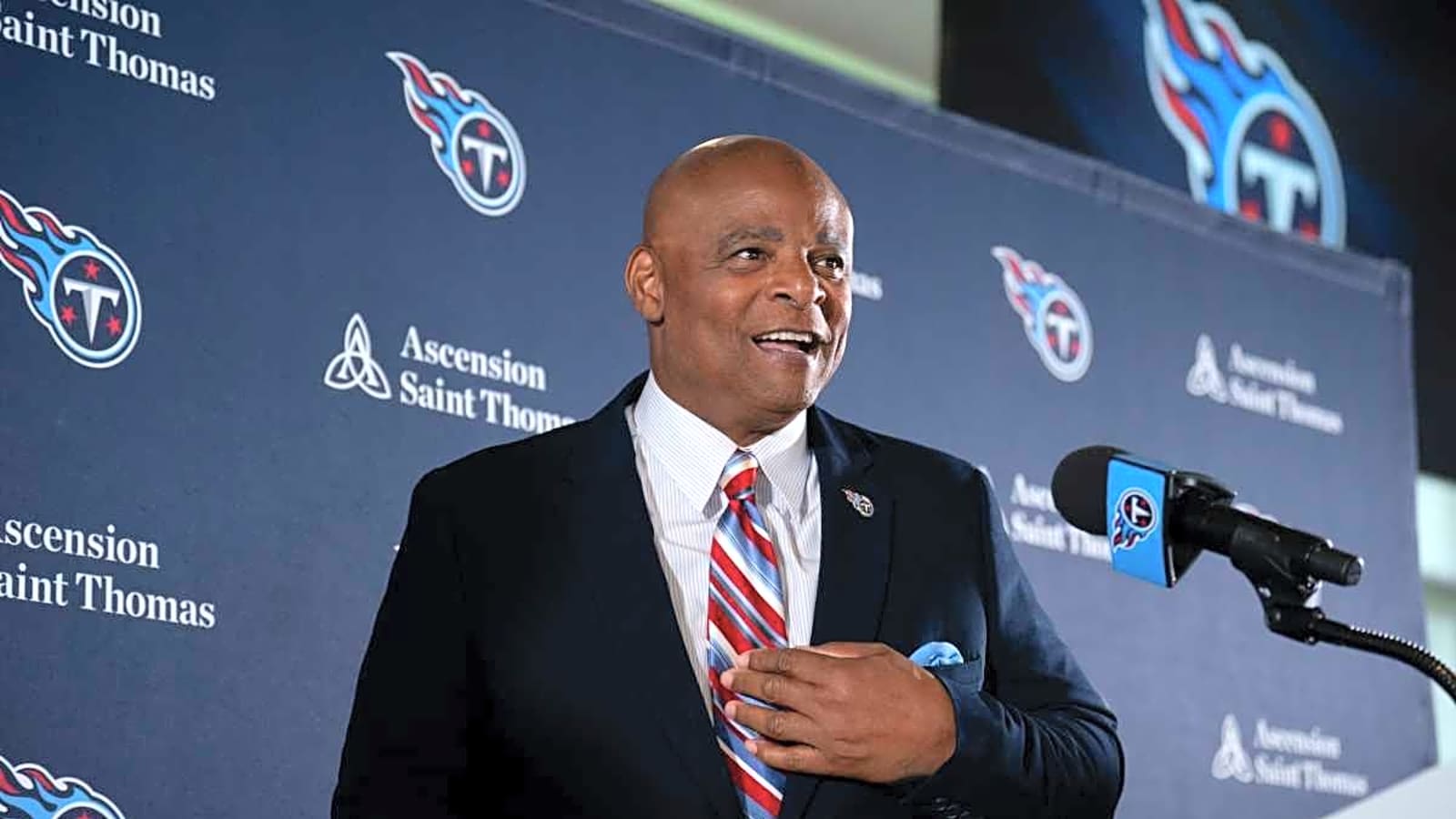 Warren Moon confirms exciting Titans news about the future of the franchise with new jerseys coming to Tennessee in near future