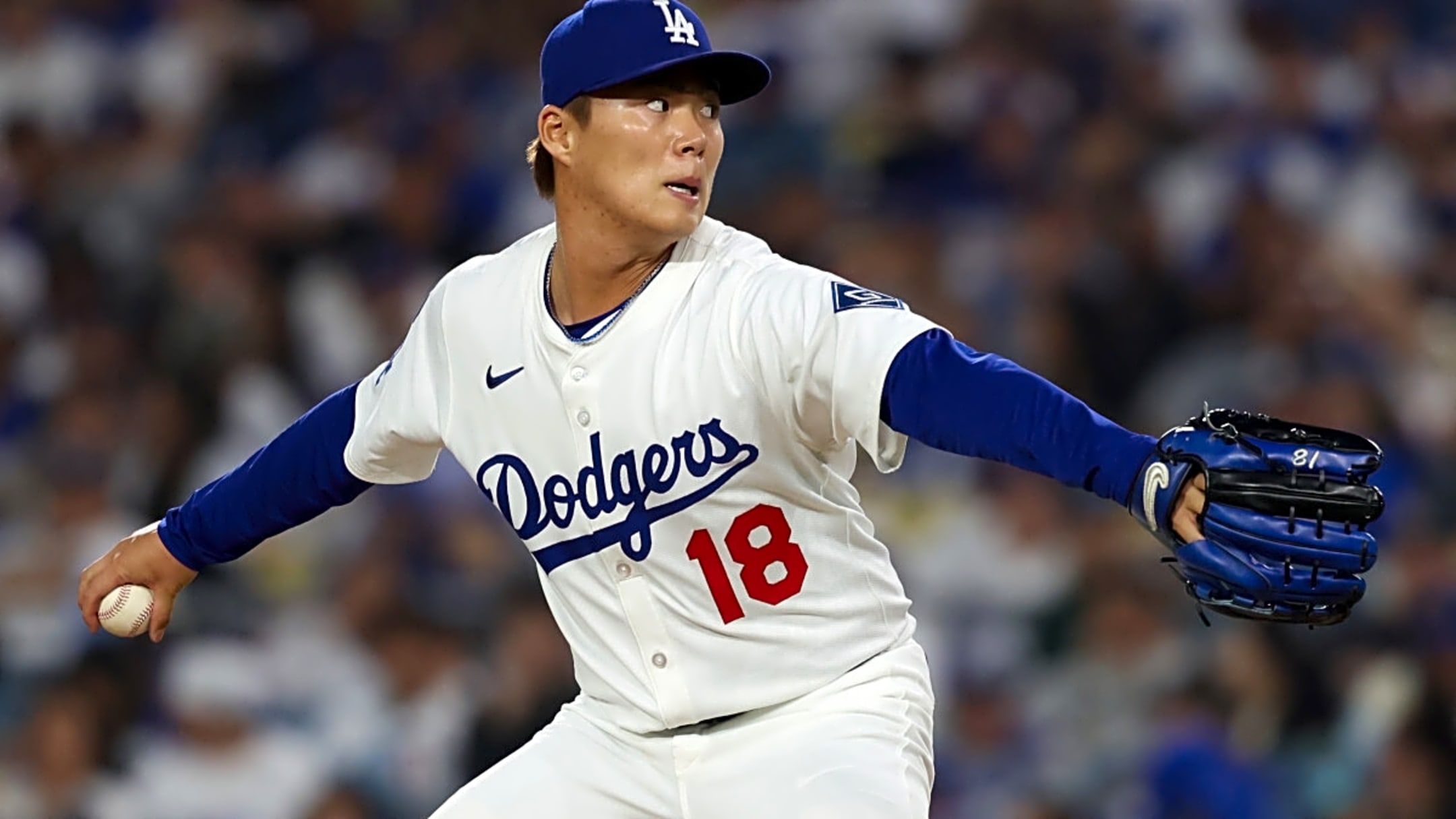 os Angeles Dodgers pitcher Yoshinobu Yamamoto (18) throws