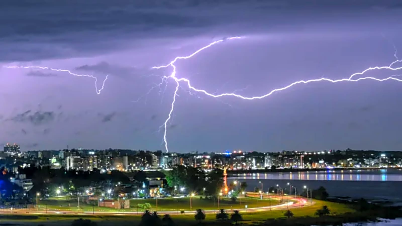 Cowboys-Eagles Game Suspended For Lightning - Here&#39;s When It Should Resume