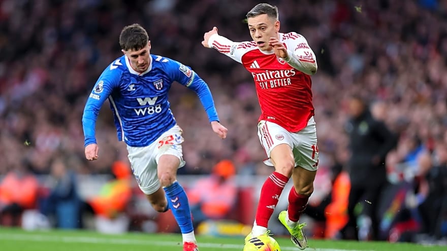 'Focus' Ian Wright reacts to Arsenal’s win against Sunderland