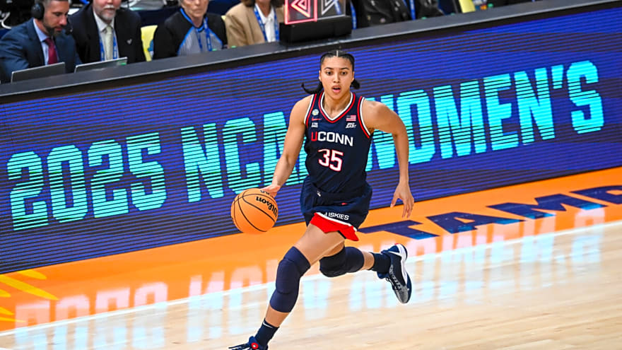 Steph Curry Sends Message to Azzi Fudd After UConn Star&#39;s Personal Announcement