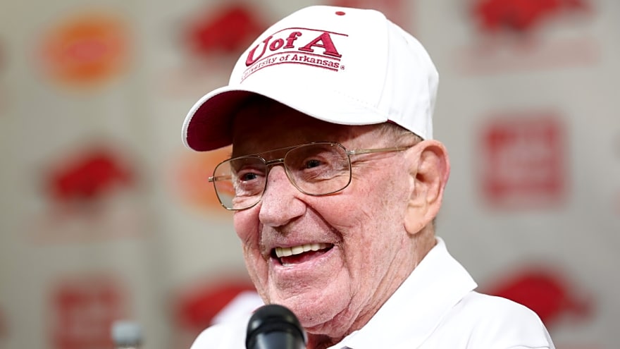 Former Notre Dame Head Coach Lou Holtz Receives Serious Health Update