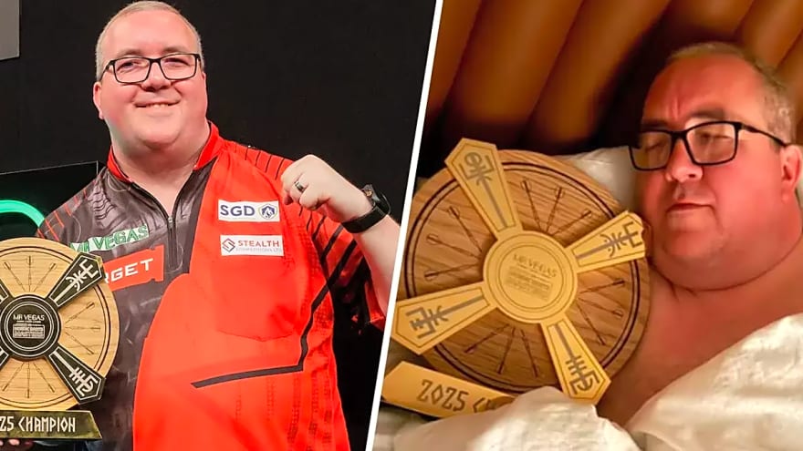 Stephen Bunting celebrates title with traditional striking picture from hotel bed
