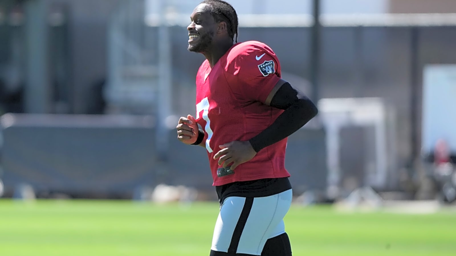 Geno Smith lets Patrick Mahomes know there&#39;s a new sheriff in the AFC West with highlight play at Raiders training camp