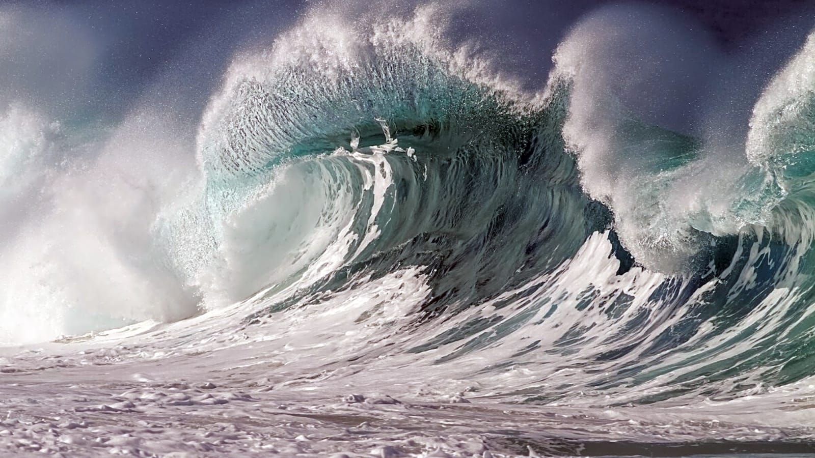 18ft Shorebreak Sweeps Couple Out to Sea in Hawaii (Video)