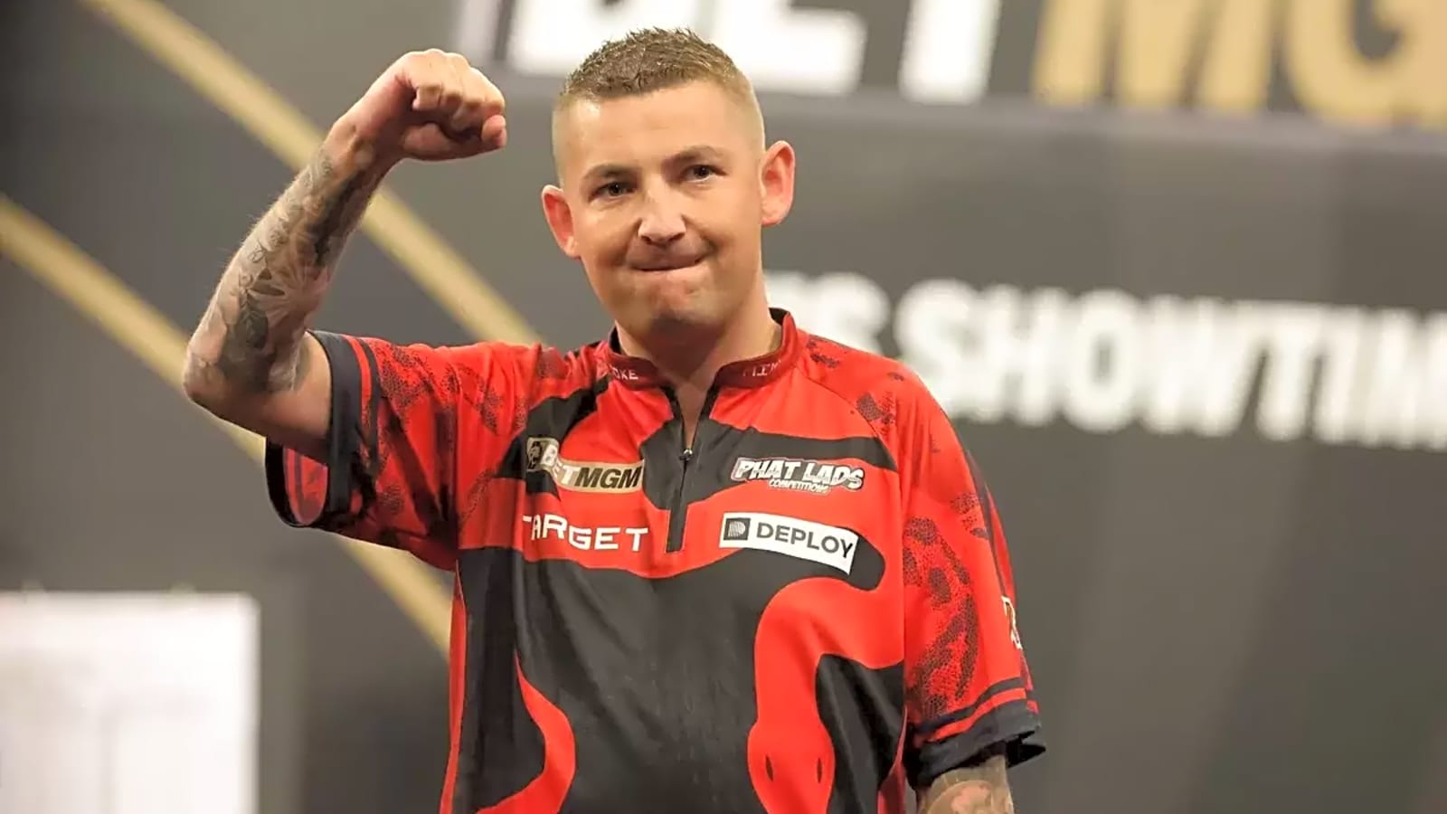 Nathan Aspinall in round of golf gone wrong as UK heatwave bites back in hilarious fashion