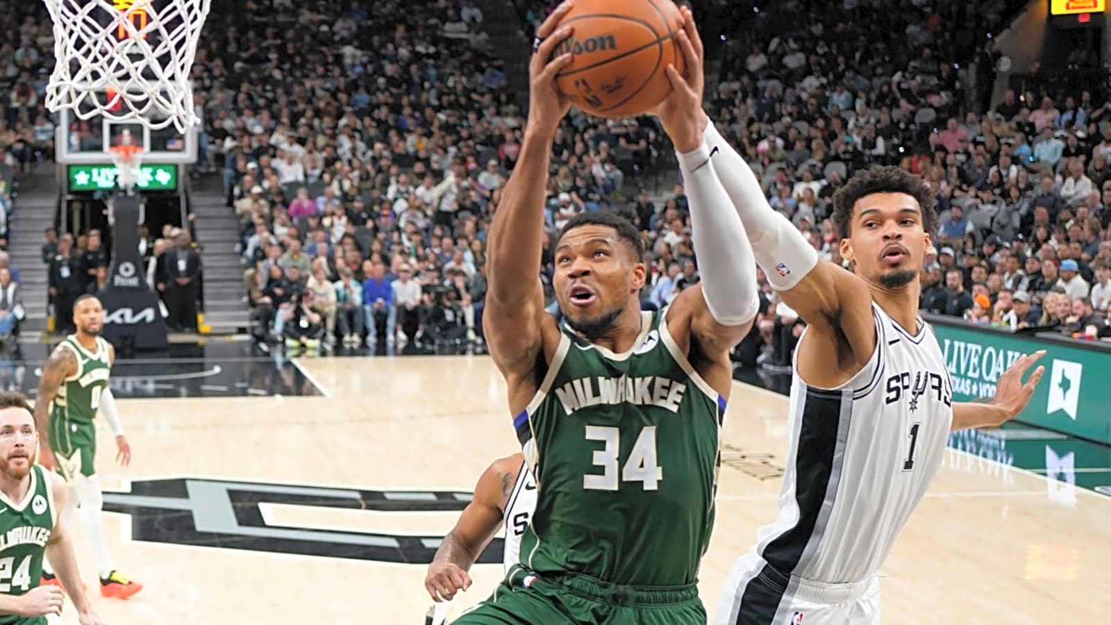 Bucks&#39; Giannis Antetokounmpo Makes Strong Admission About Spurs Star
