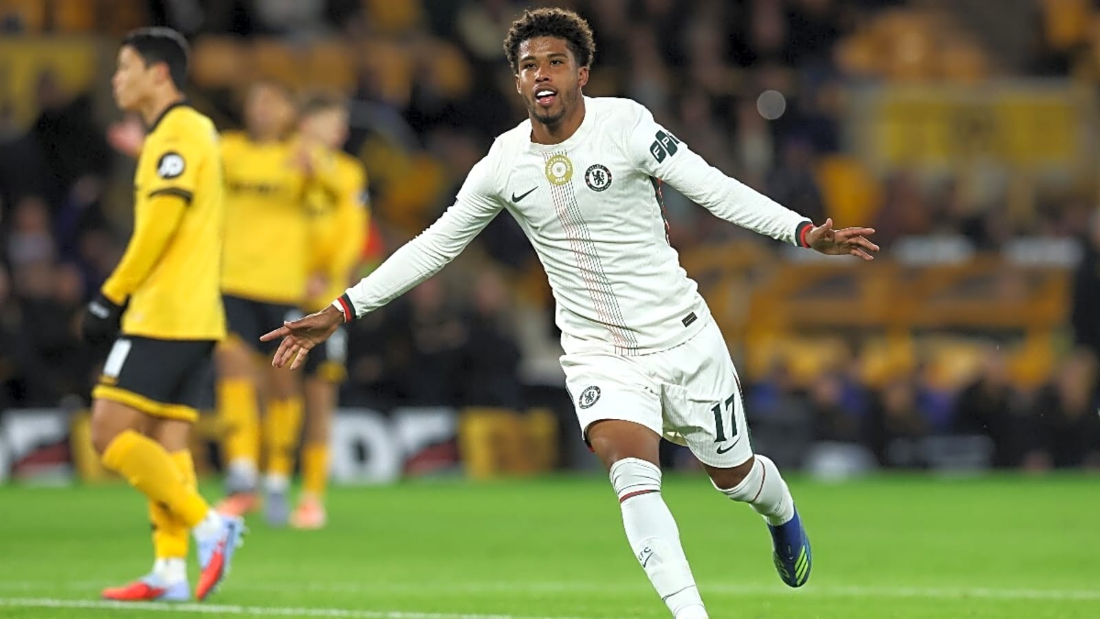 Chelsea respond to Man United interest in midfielder