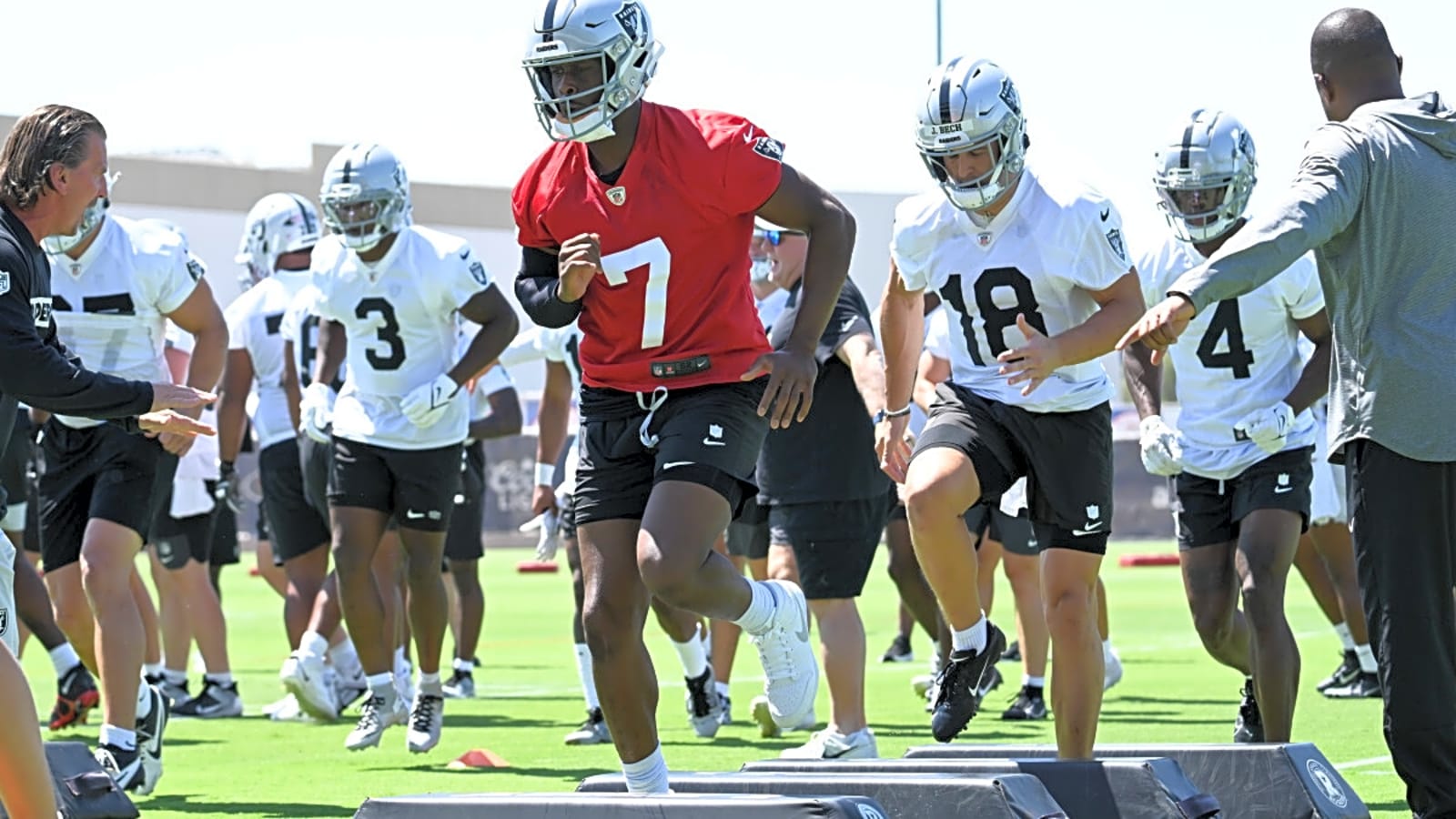 Raiders legend used a special situation all too familiar with fans to describe the bond between Geno Smith and Pete Carroll