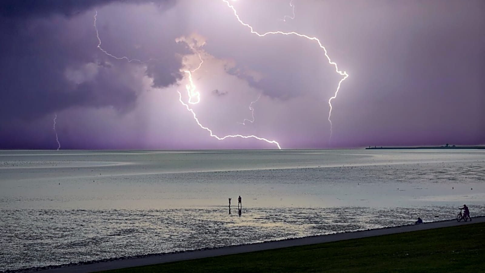 Man Killed by Lightning at Florida Surfing Hotspot