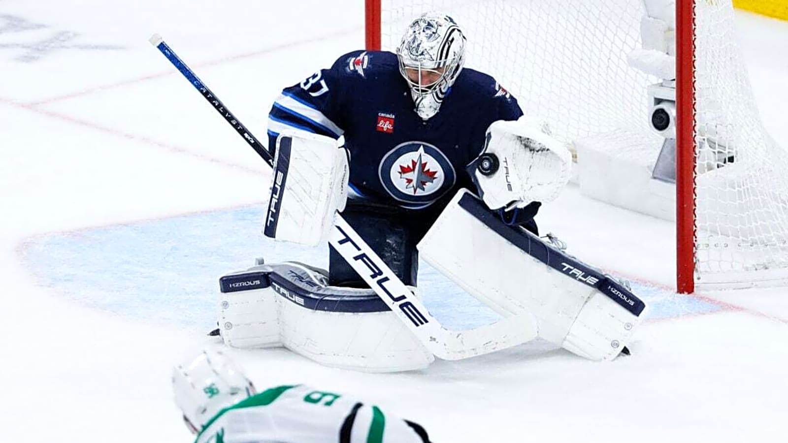 Jets’ Hellebuyck Confirms Trade Request