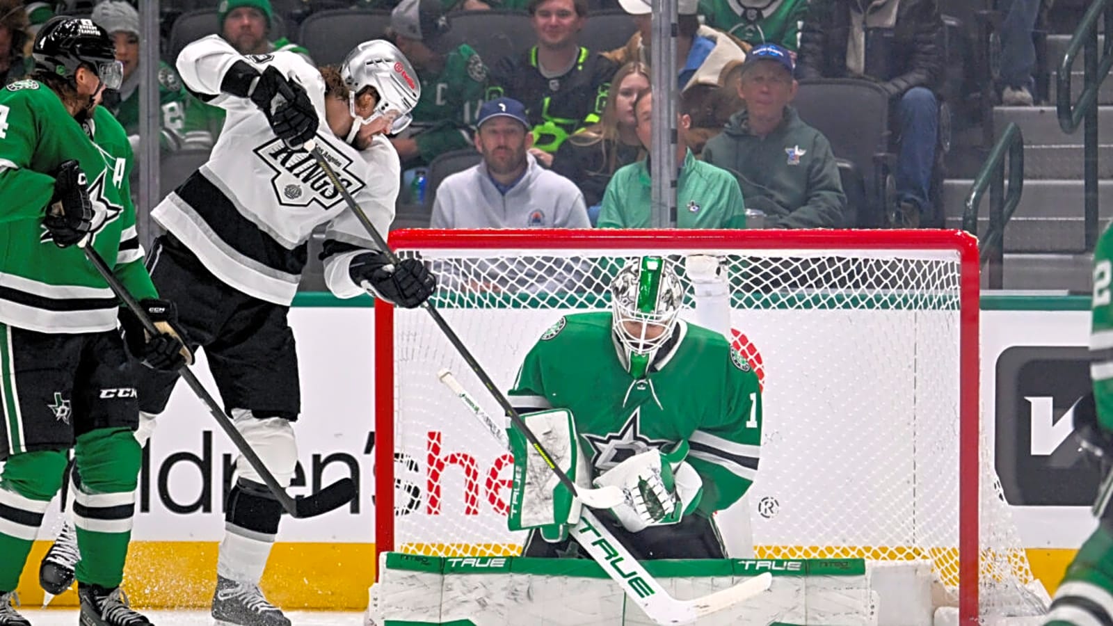 DeSmith Stops 27, Stars Defeat Kings 4-1