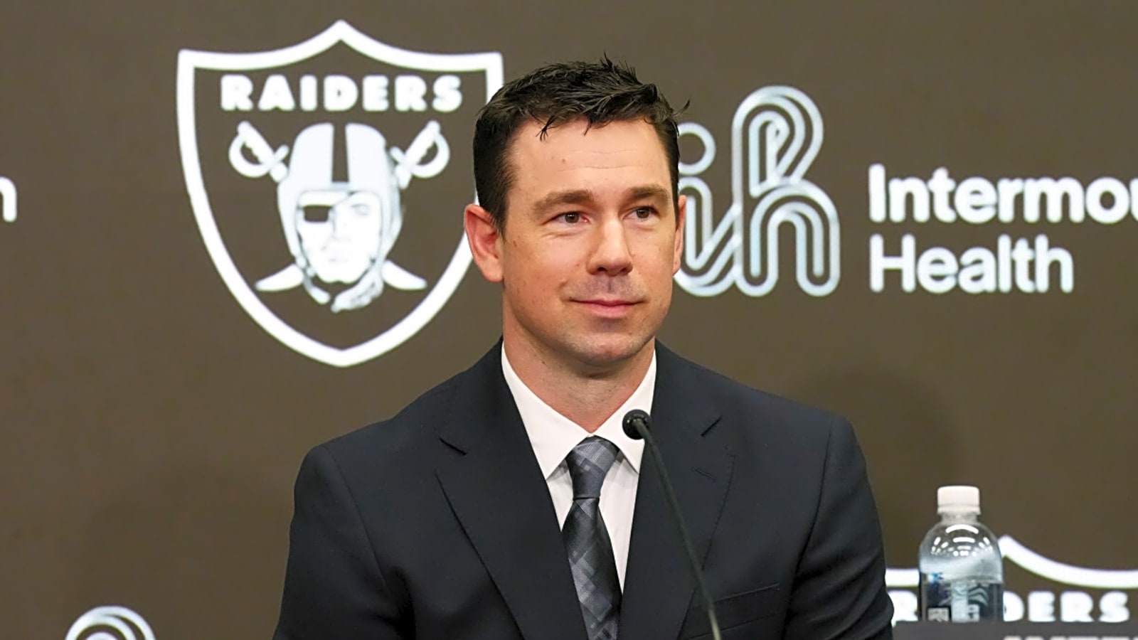 Raiders' new HC Klint Kubiak avoids a disaster waiting to happen for two straight seasons now after recent move