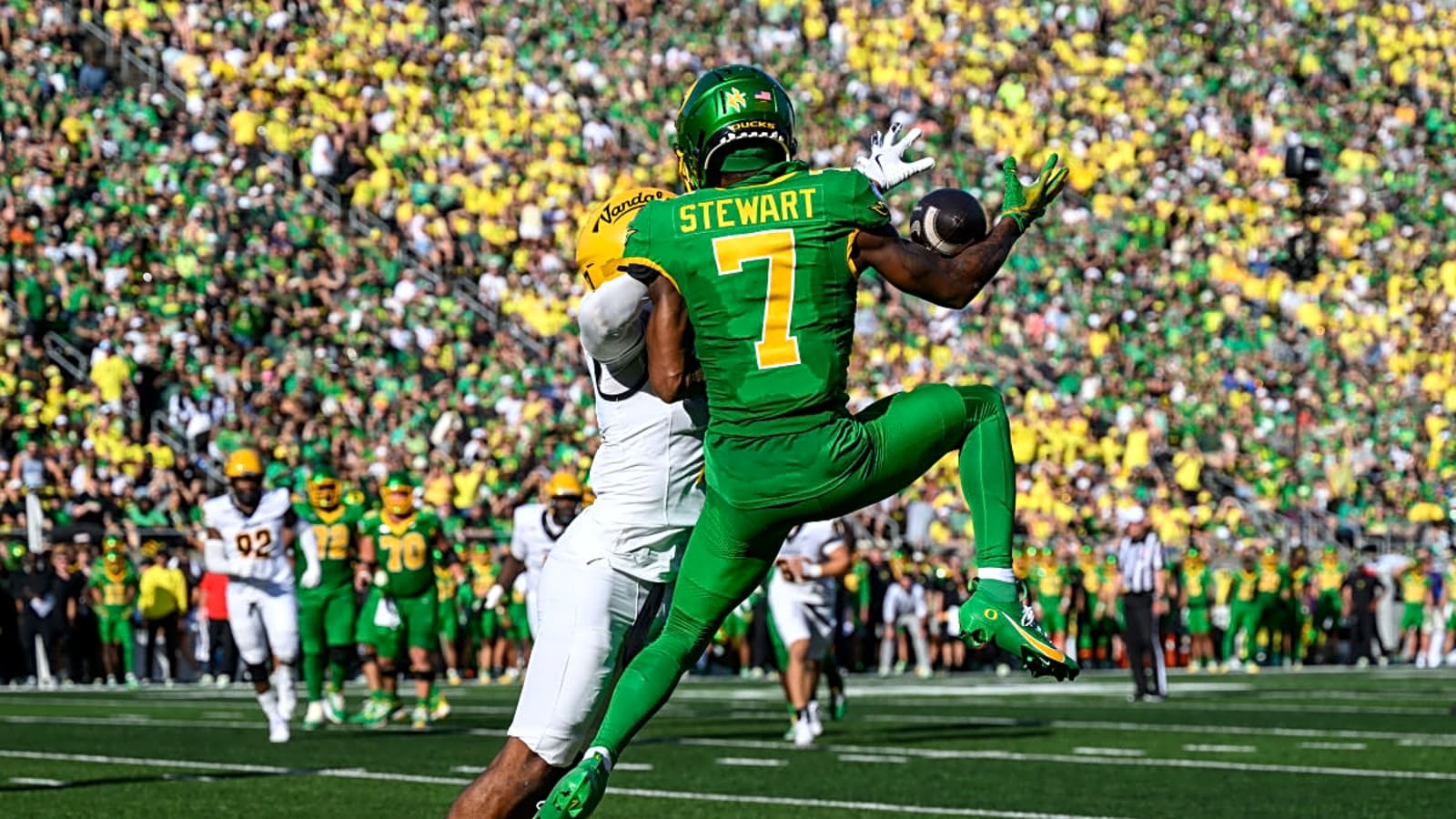 Oregon&#39;s Evan Stewart Has 4-Word Message After Season-Ending Injury