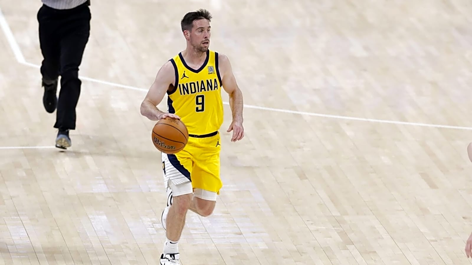 T.J. McConnell&#39;s Mother Yells At Cameraman To Stop Recording The Pacers Veteran While He Was Crying