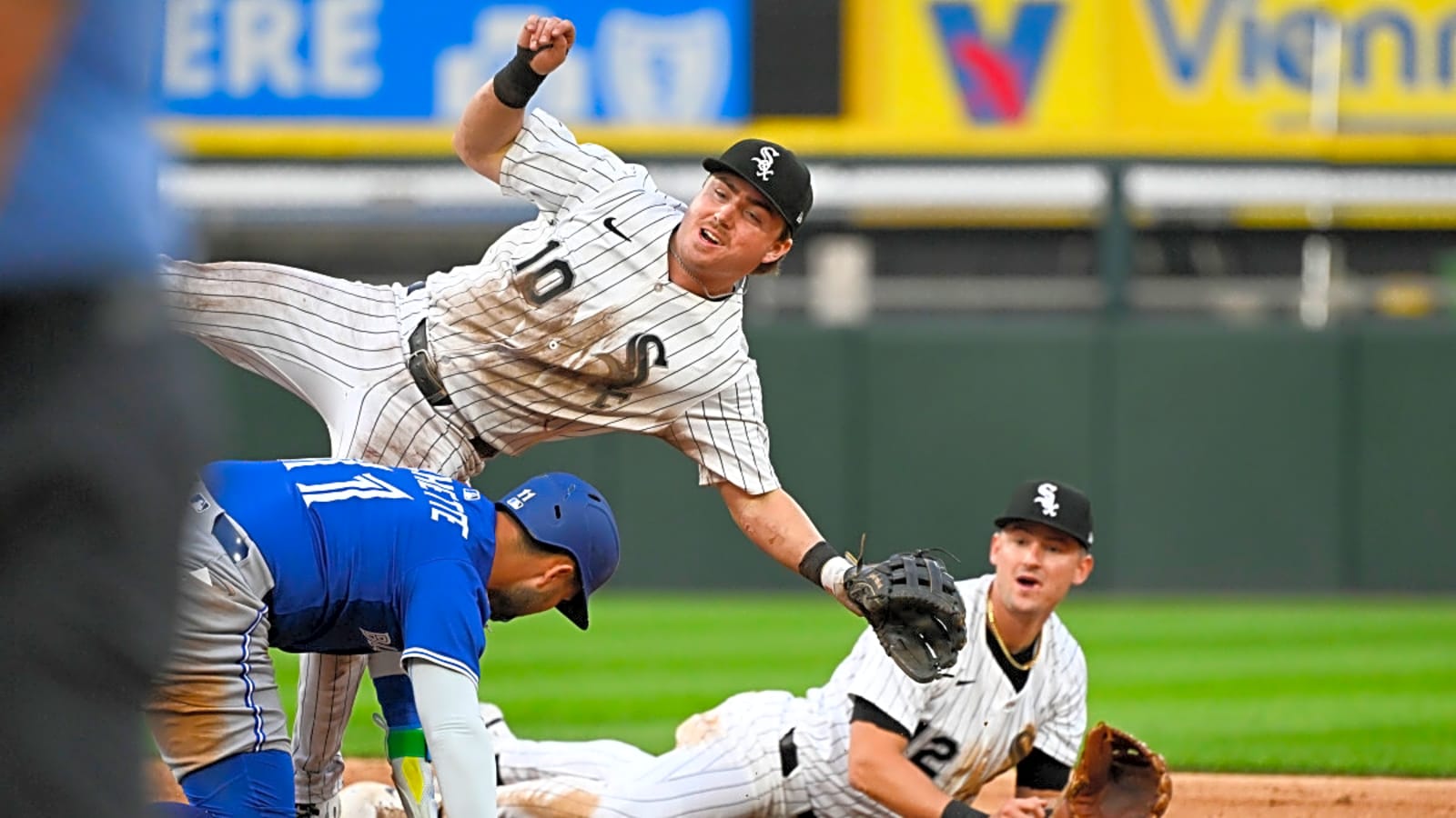 Five-Run Sixth Dooms White Sox in Series Opener