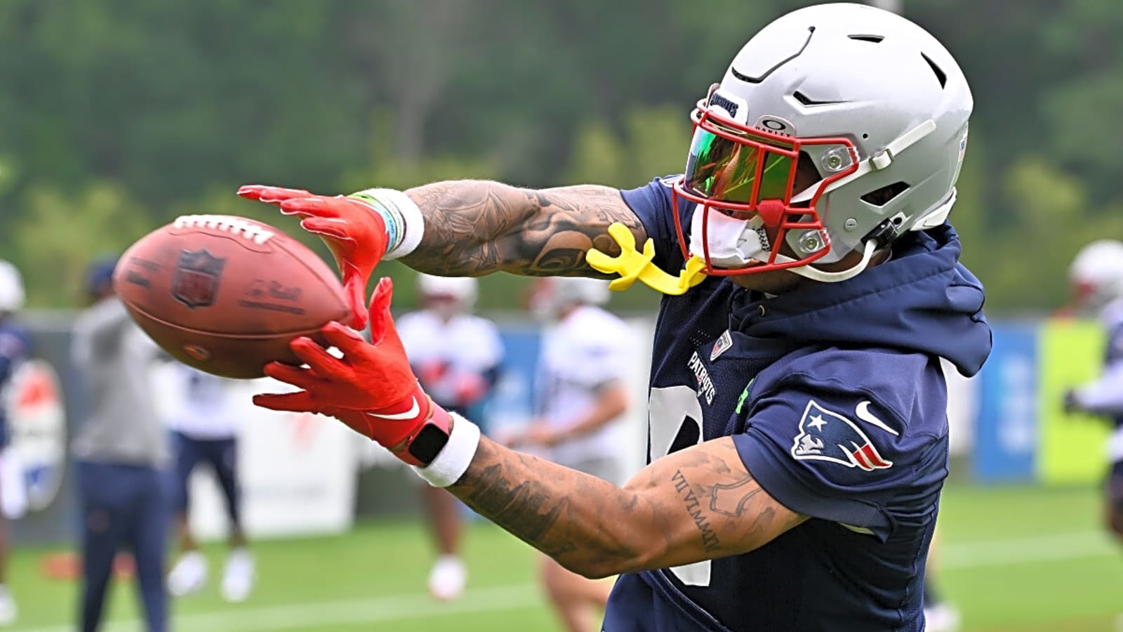 NFL Assistant Compares Patriots&#39; Christian Gonzalez to Reigning Defensive Player of the Year