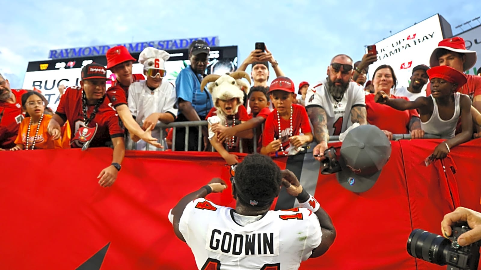 Tampa Bay Buccaneers WR Chris Godwin has the perfect Father&#39;s Day message and gesture for his late father