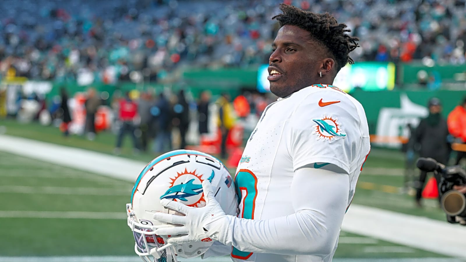Dolphins’ Tyreek Hill Drops Hilarious Photo Trolling Noah Lyles