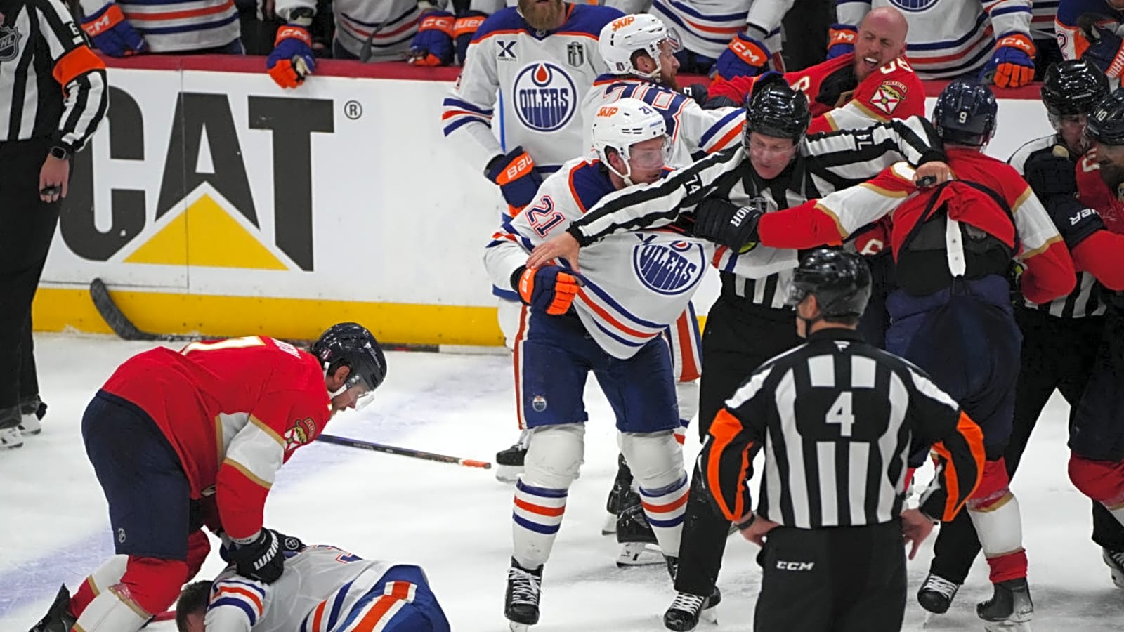 Oilers Coach Sends &#39;Unraveling&#39; Message After Panthers Take 2-1 Finals Lead