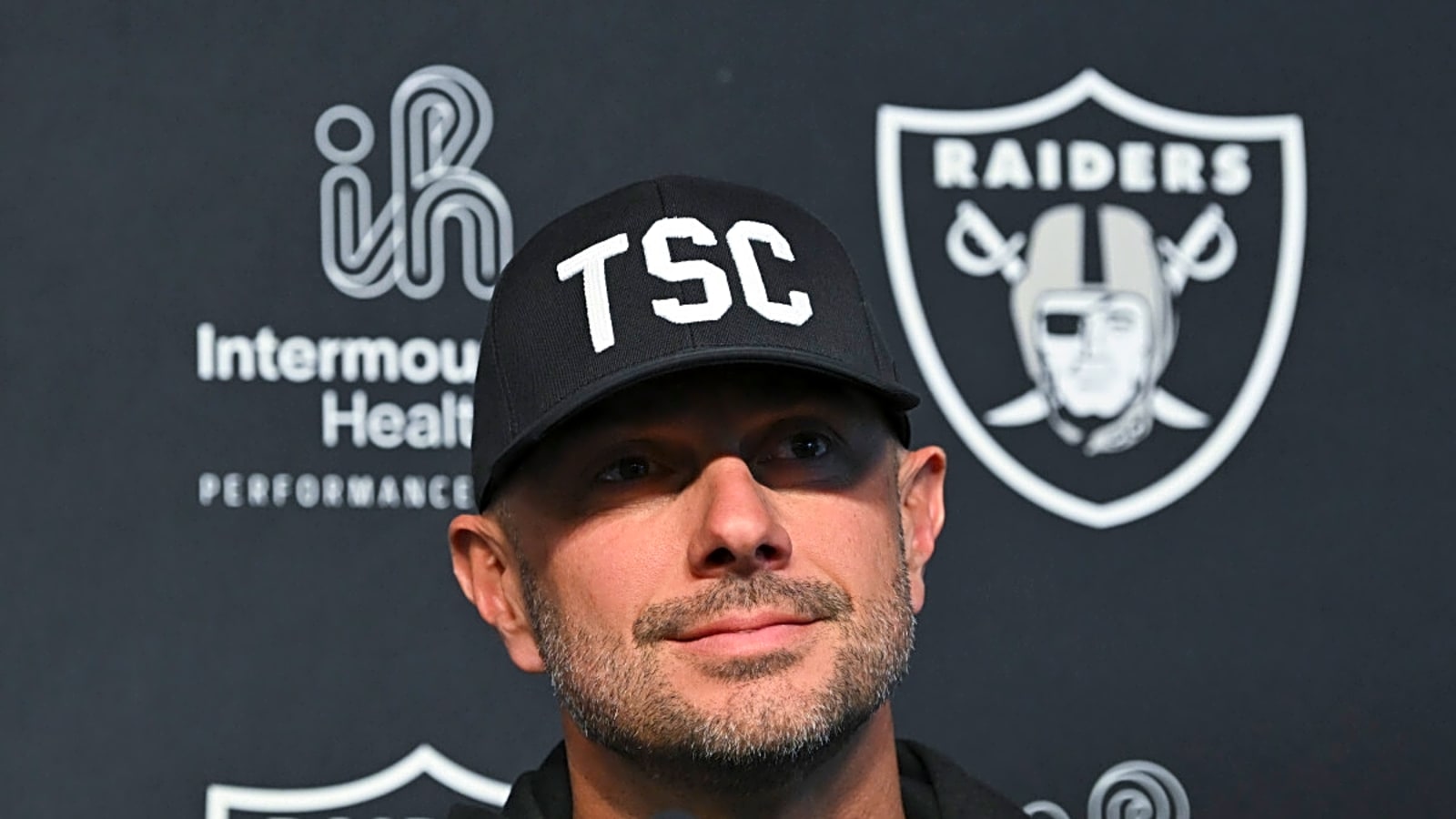 Las Vegas Raiders still have time to make a trade for star player who can turn the bad side of their roster around