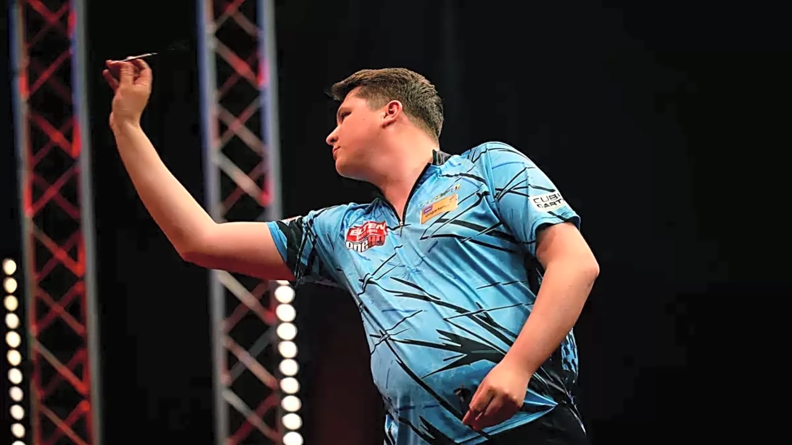 Watch: Almost an accident at the oche - Paul Krohne throws darts while his opponent is still standing at the board