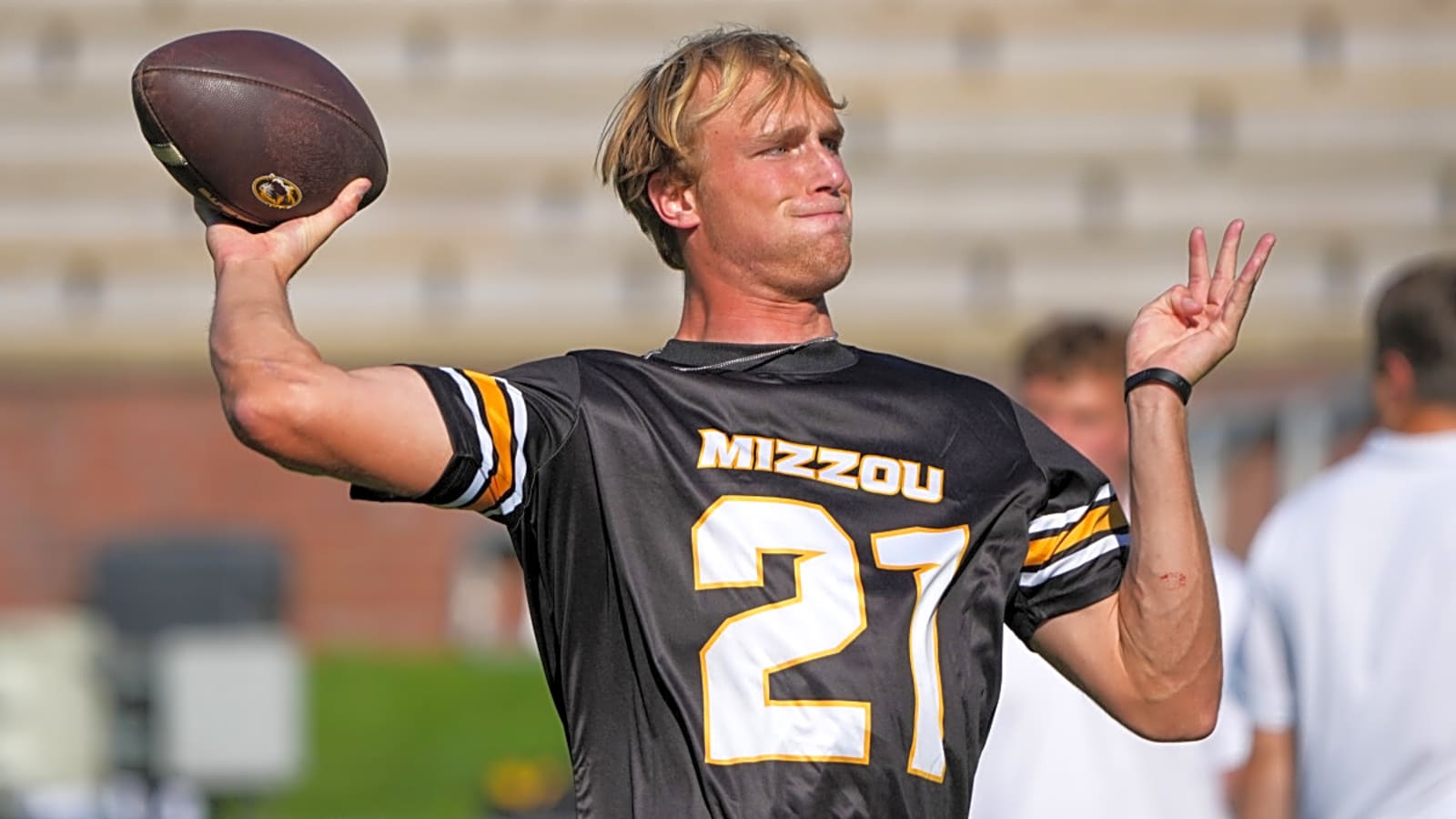 Mizzou&#39;s Sam Horn Leaves Season Opener with Injury Amid QB Competition