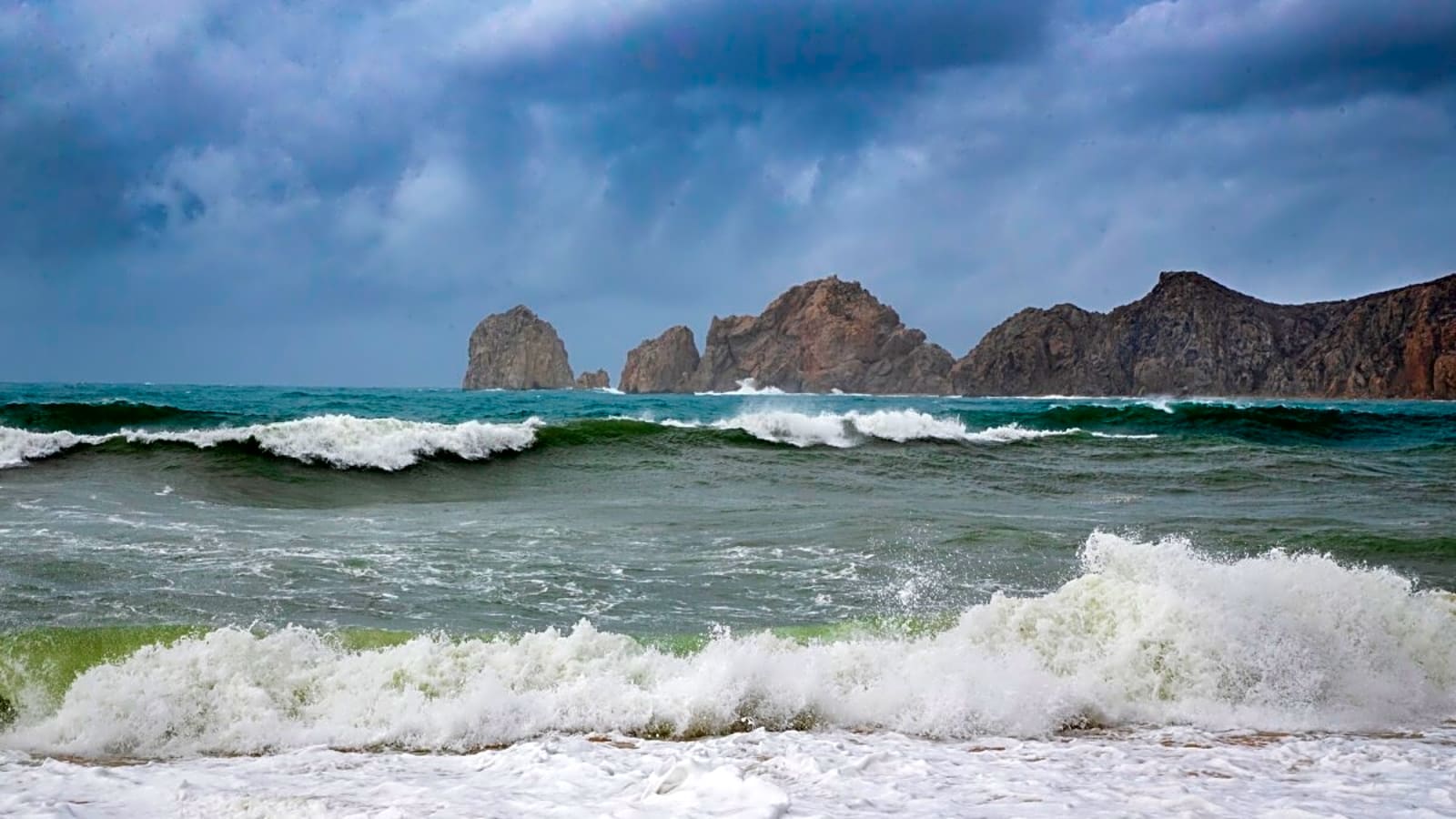 ‘Deadly Rogue Waves’: Hurricane Lorena Hits Cabo San Lucas (Video)