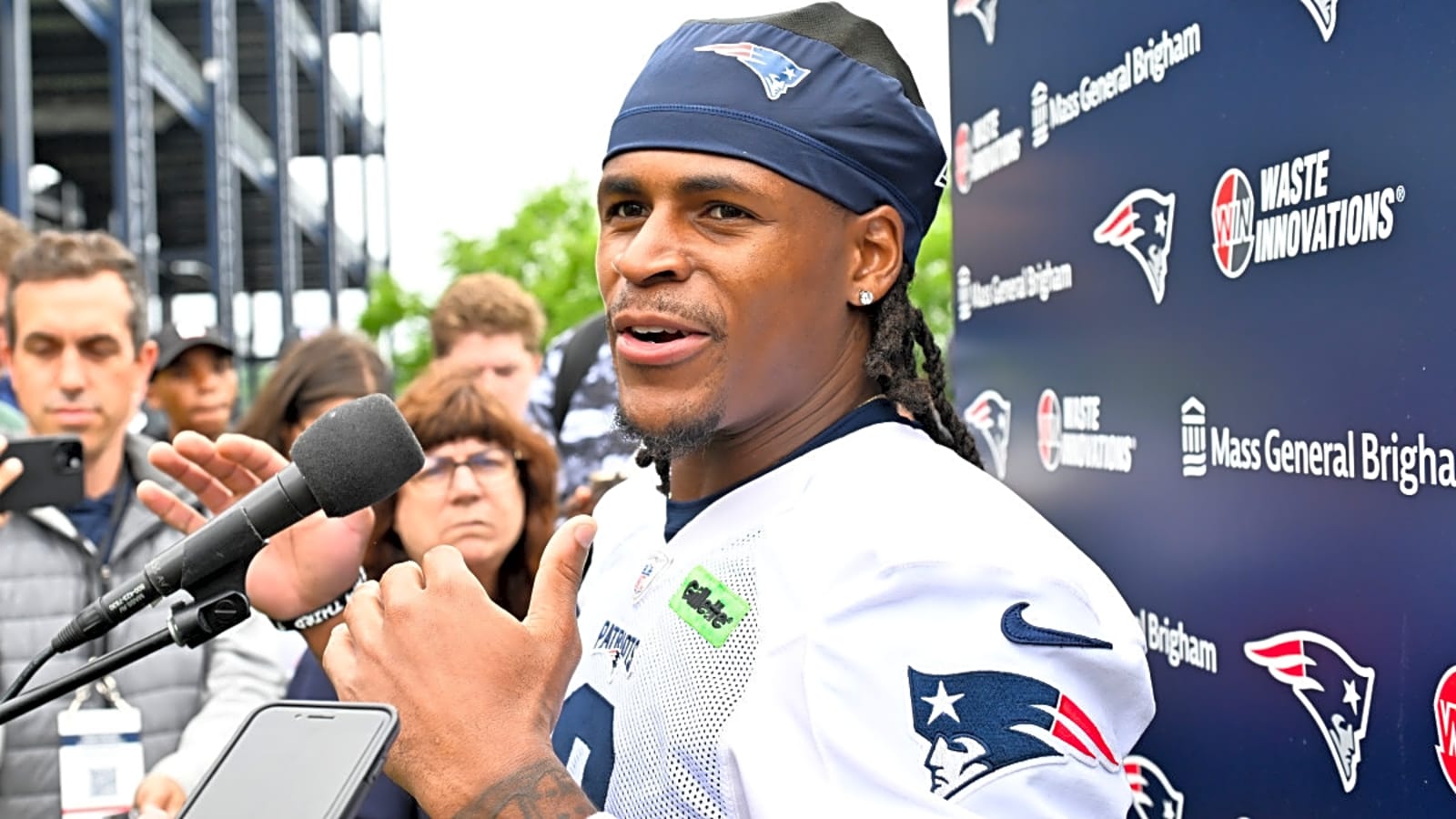 Patriots&#39; DeMario Douglas Emulates Former Super Bowl-Champion Wide Receiver