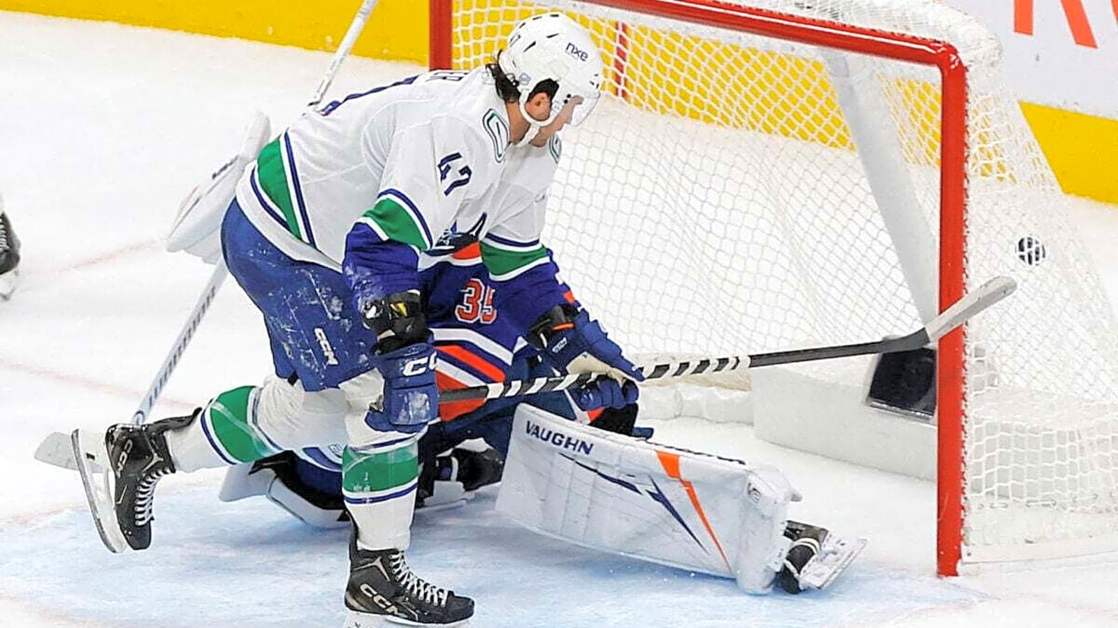 Canucks News & Rumours: Cotter, Lekkerimäki & Reading 4-Game Samples
