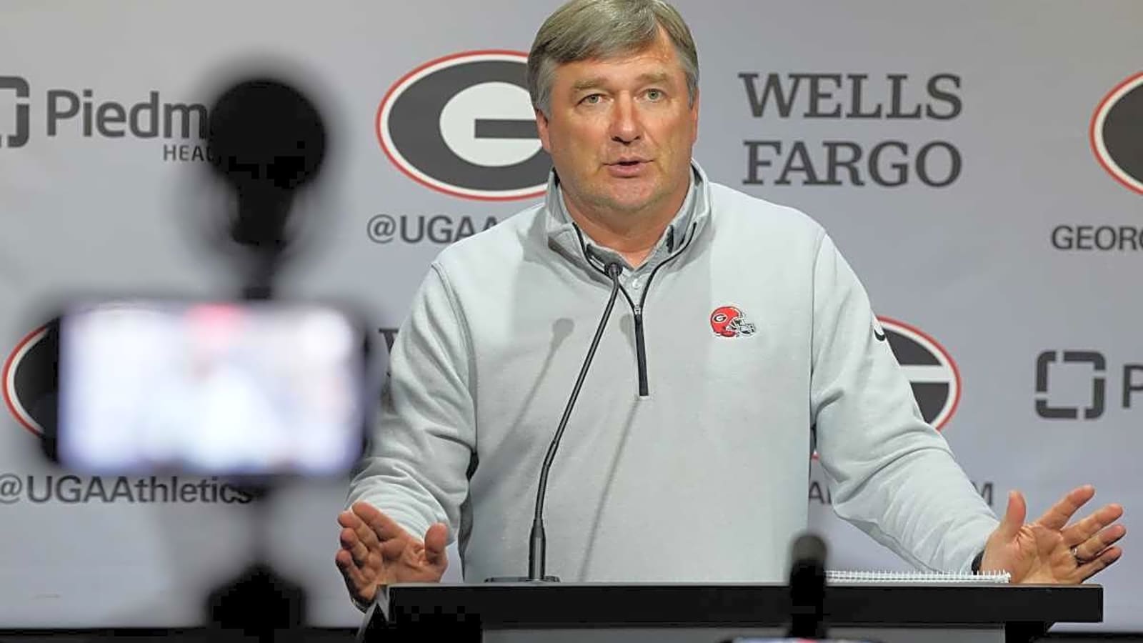 Illinois head coach Bret Bielema attempts to throw Georgia&#39;s Kirby Smart under the bus