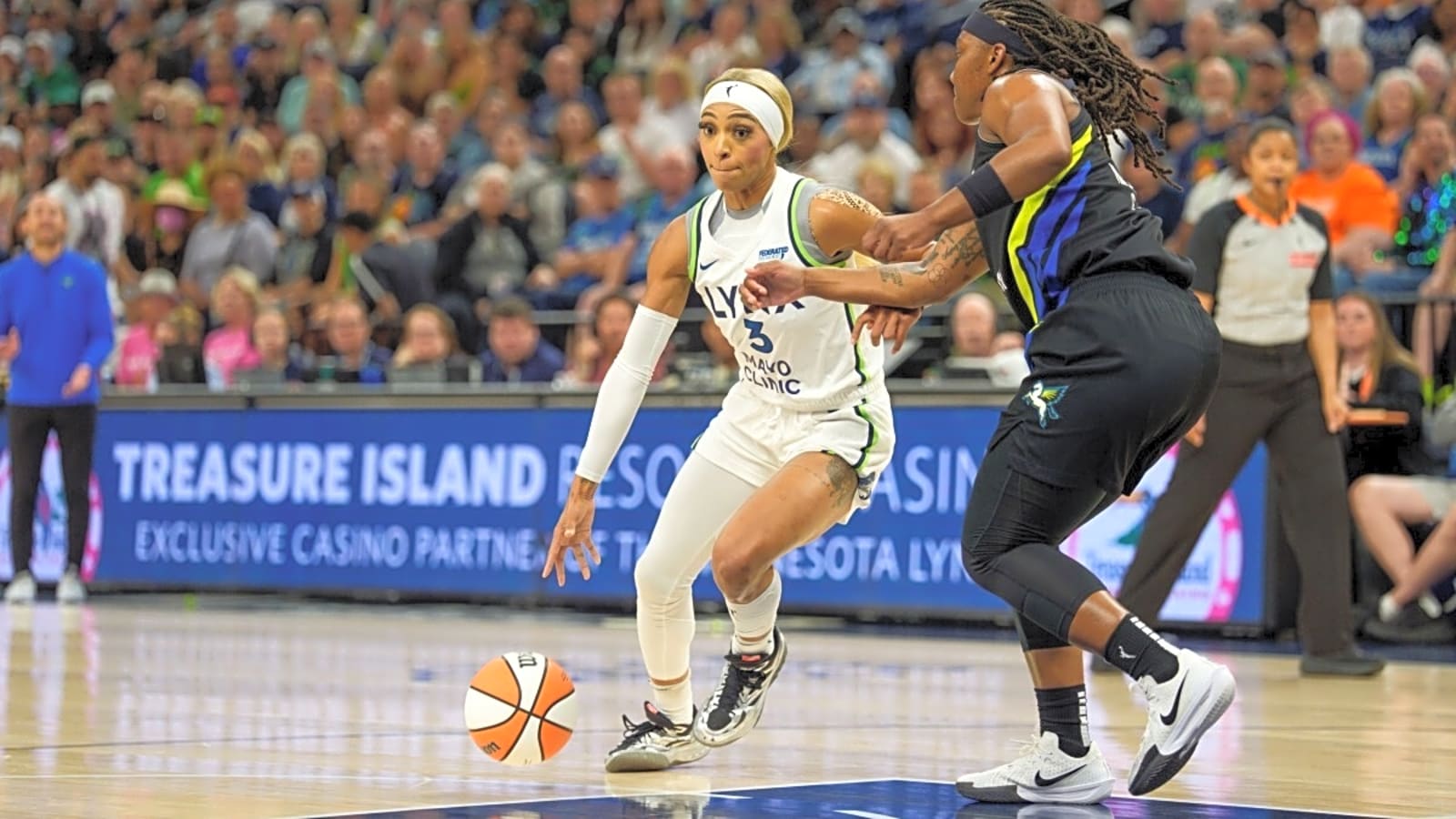 DiJonai Carrington seemingly irked by Lynx announcer&#39;s playful jab