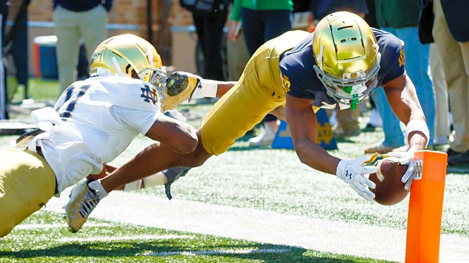 There’s one “frustrating” thing that’s holding a Notre Dame freshman back from making a huge splash heading into the 2025 CFB season 