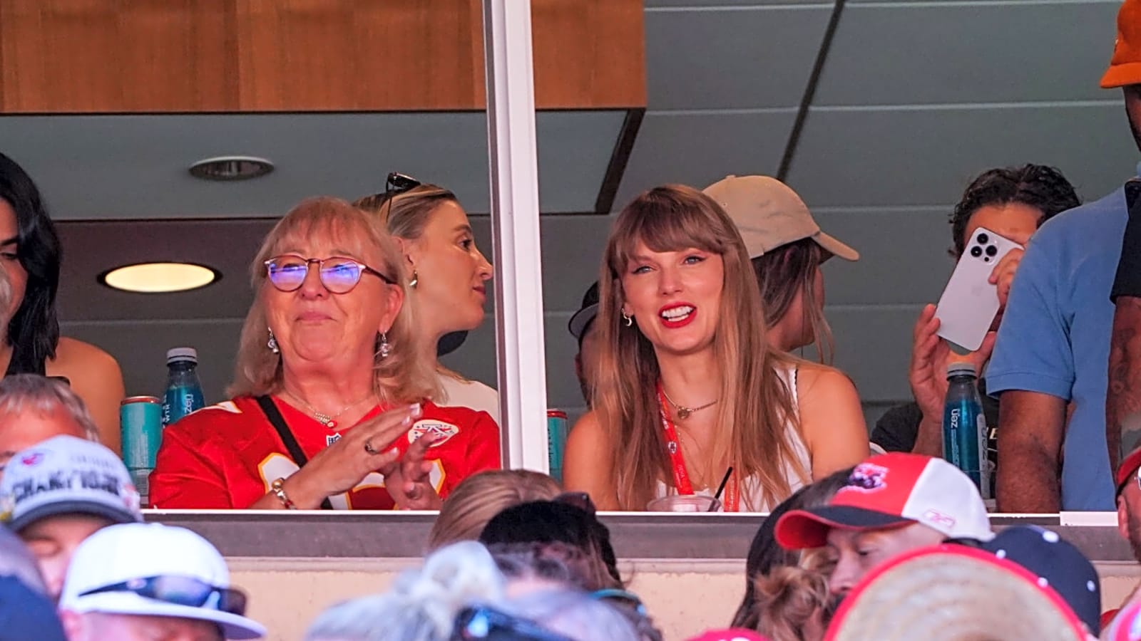 Sofi Stadium makes Taylor Swift and Travis Kelce an interesting offer, but Arrowhead Stadium might have something to say about it