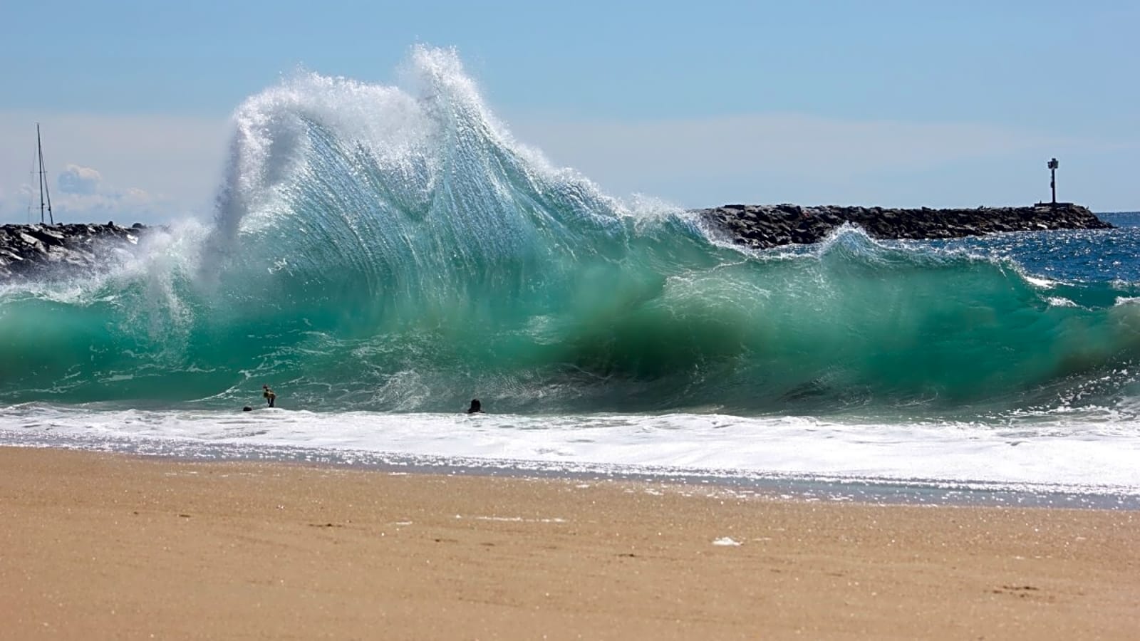 The Biggest Swells Ever Recorded at The Wedge (Video)