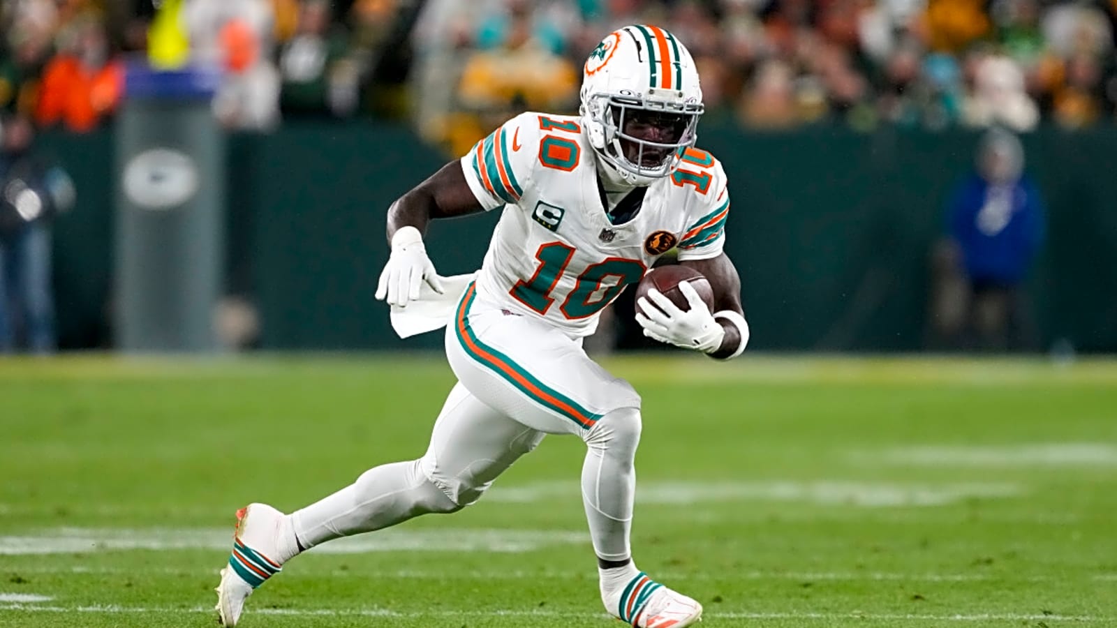 Dolphins’ Tyreek Hill Bests Brother of Olympic Gold Medalist in 100-Meter Race