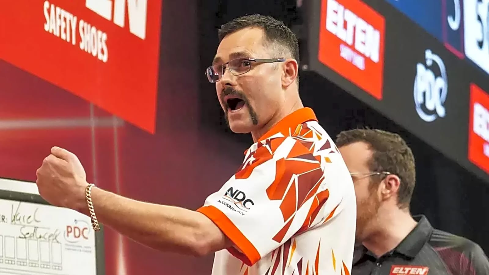 Damon Heta signs contract extension at Harrows Darts