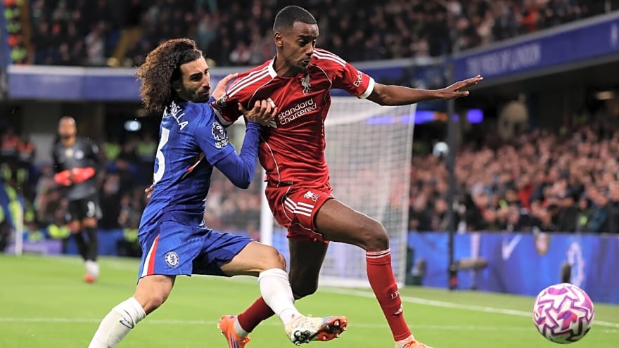Liverpool manager Arne Slot fires pressure message to Alexander Isak