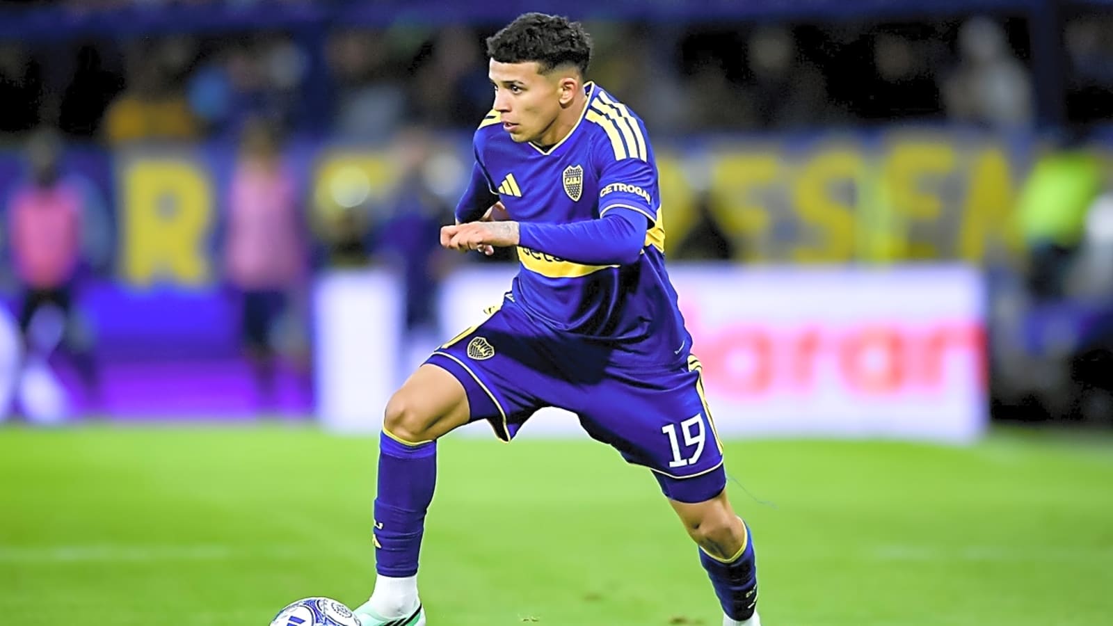Chelsea and Arsenal want Boca Juniors' teenage attacker